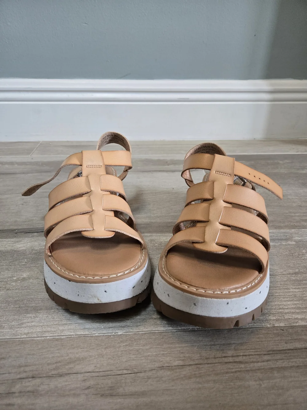 Universal Thread Tan Strappy Platform Sandals